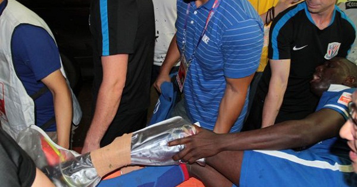 Bị gãy chân, Demba Ba vẫn quan tâm đến thắng thua của đội nhà