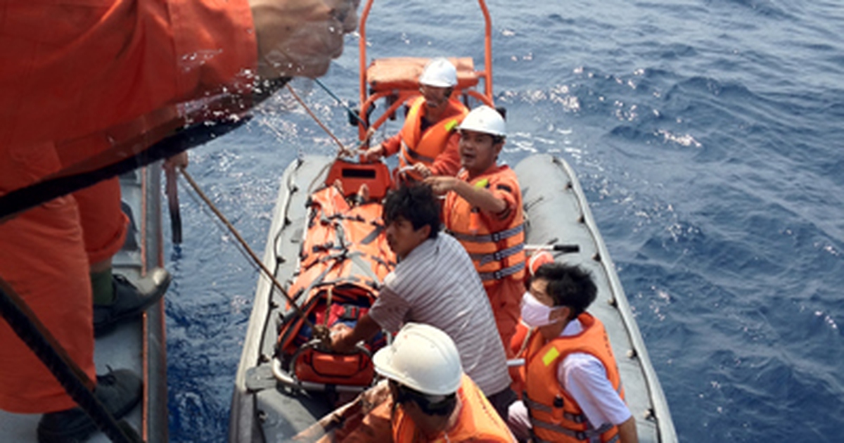 Hải quân đảo Tiên Nữ sơ cứu ngư dân Bình Định