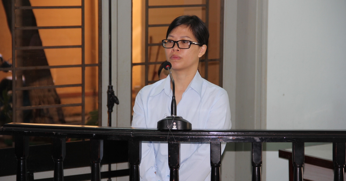 Nữ quái trộm vàng bị ghi hình giật điện thoại của nạn nhân để xóa