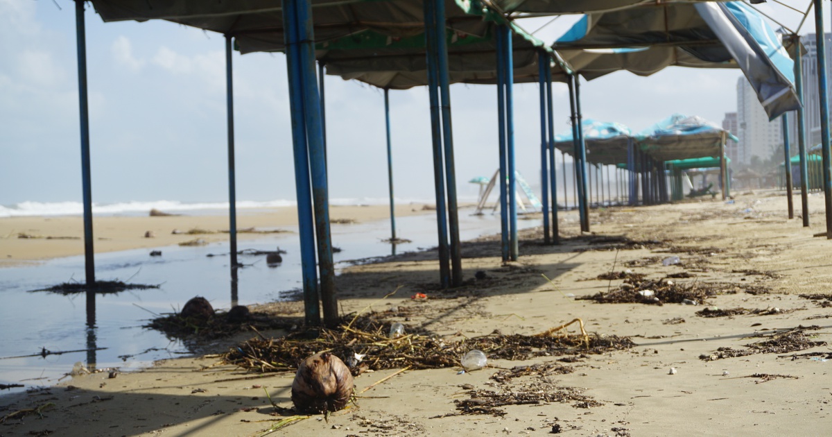 Biển Đà Nẵng ngập rác, hoạt động du lịch tê liệt sau mưa lớn