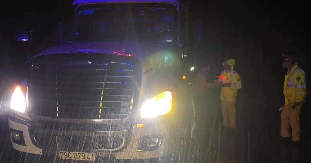 Đà Nẵng: Bắt lô hàng lậu hơn 400 chai rượu ngoại tại hầm Hải Vân