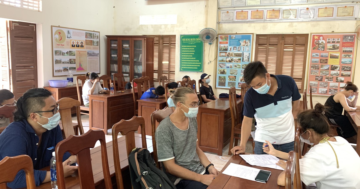 Giải tán hai nhóm phượt thủ tụ tập mùa dịch Covid-19 tại đèo Hải Vân