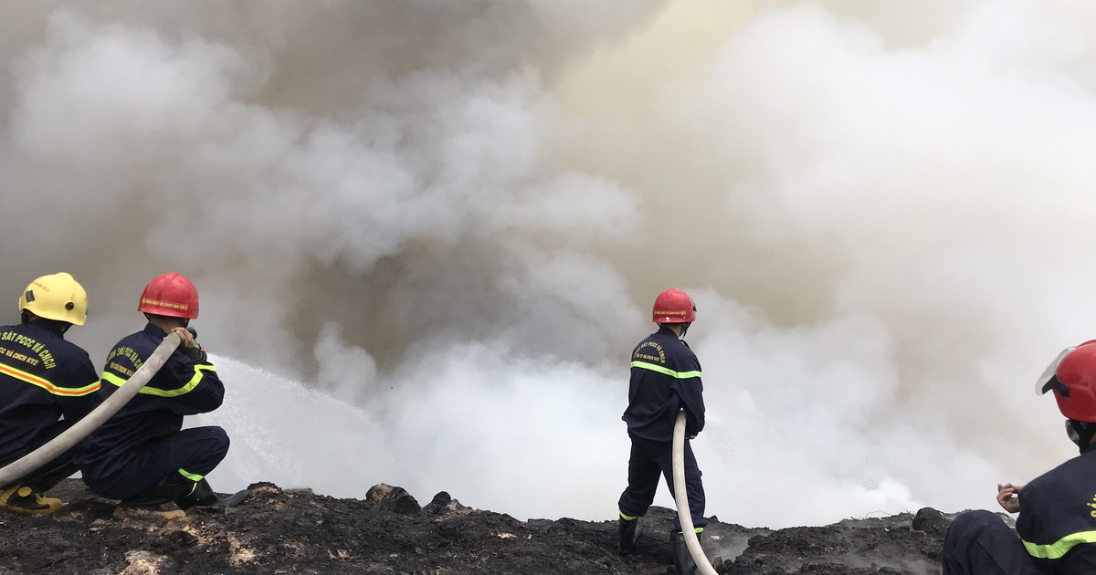Đà Nẵng: Gió lớn, bãi rác Khánh Sơn bùng cháy dữ dội