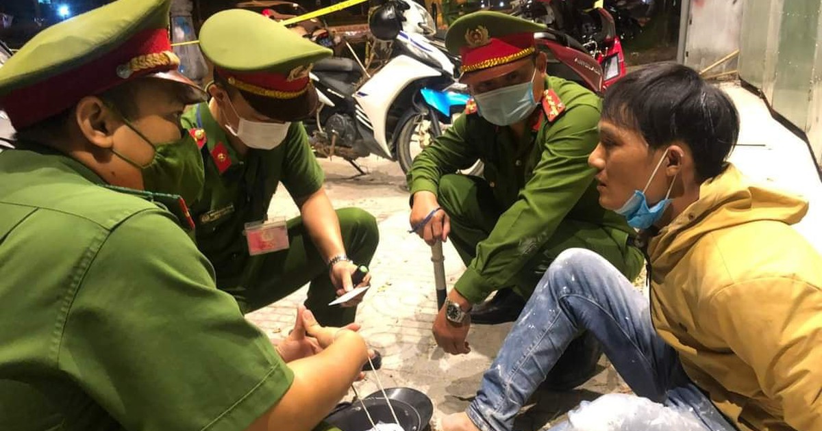 Đà Nẵng: Lật tẩy bí mật nghề nghiệp của thợ sơn dùng kim tiêm pha chế sơn