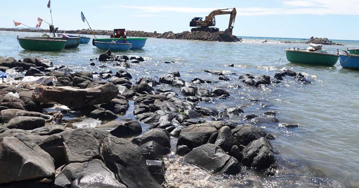 Phá hỏng gành đá tuyệt đẹp để làm bến thuyền