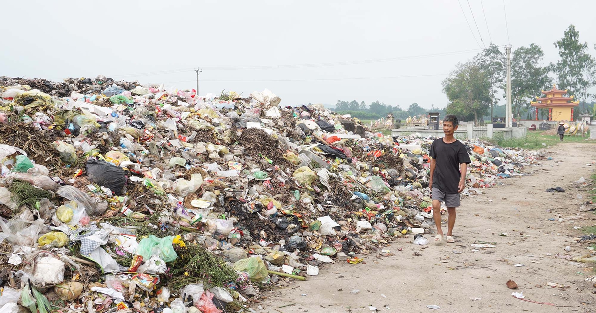 Bãi rác tự phát hành hạ người dân