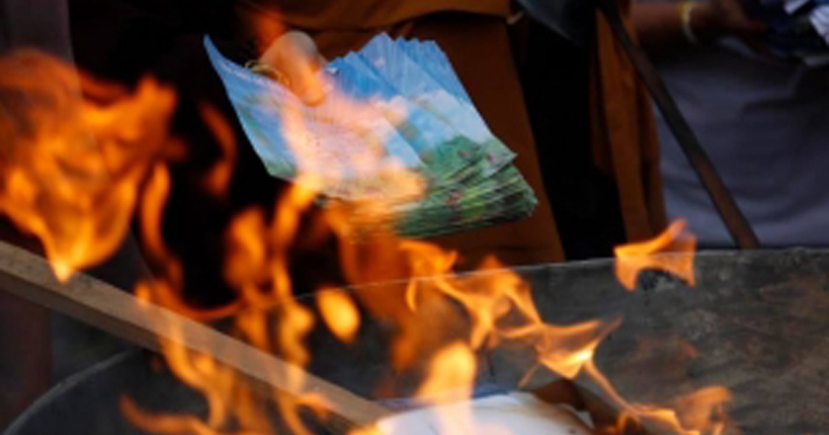 Hàng ngàn người đội mưa dự lễ cầu siêu thai nhi ở Tây Thiên