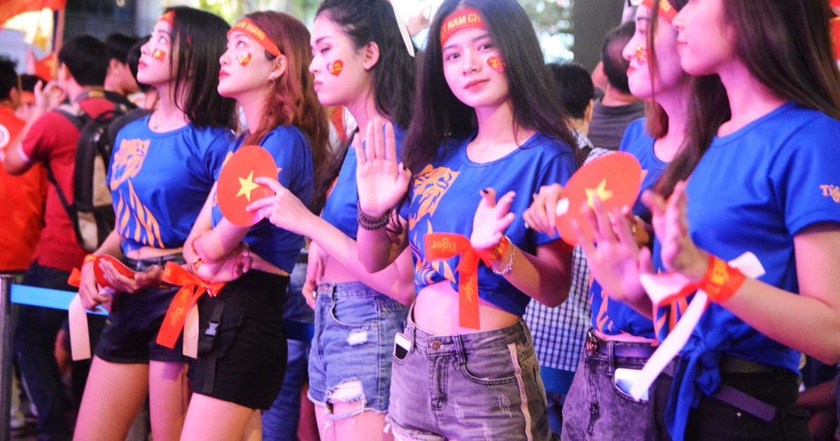 Những 'bóng hồng' rạng rỡ giữa 'tâm bão' mừng U.22 Việt Nam vô địch