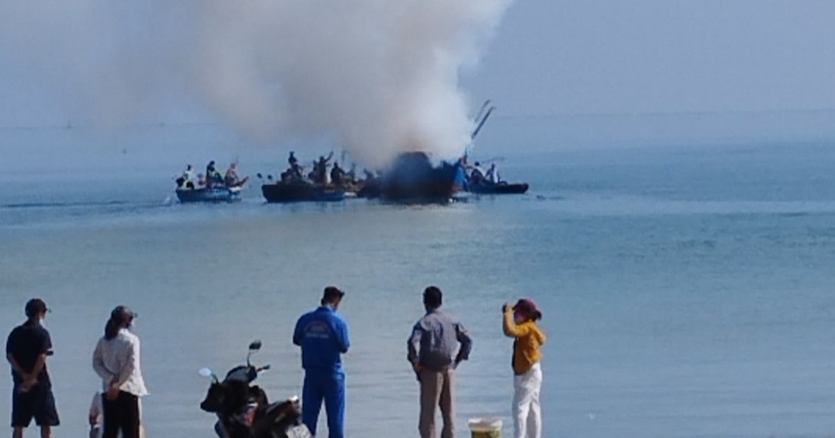 Thừa Thiên - Huế: Tàu cá bốc cháy dữ dội khi đang neo đậu gần bờ