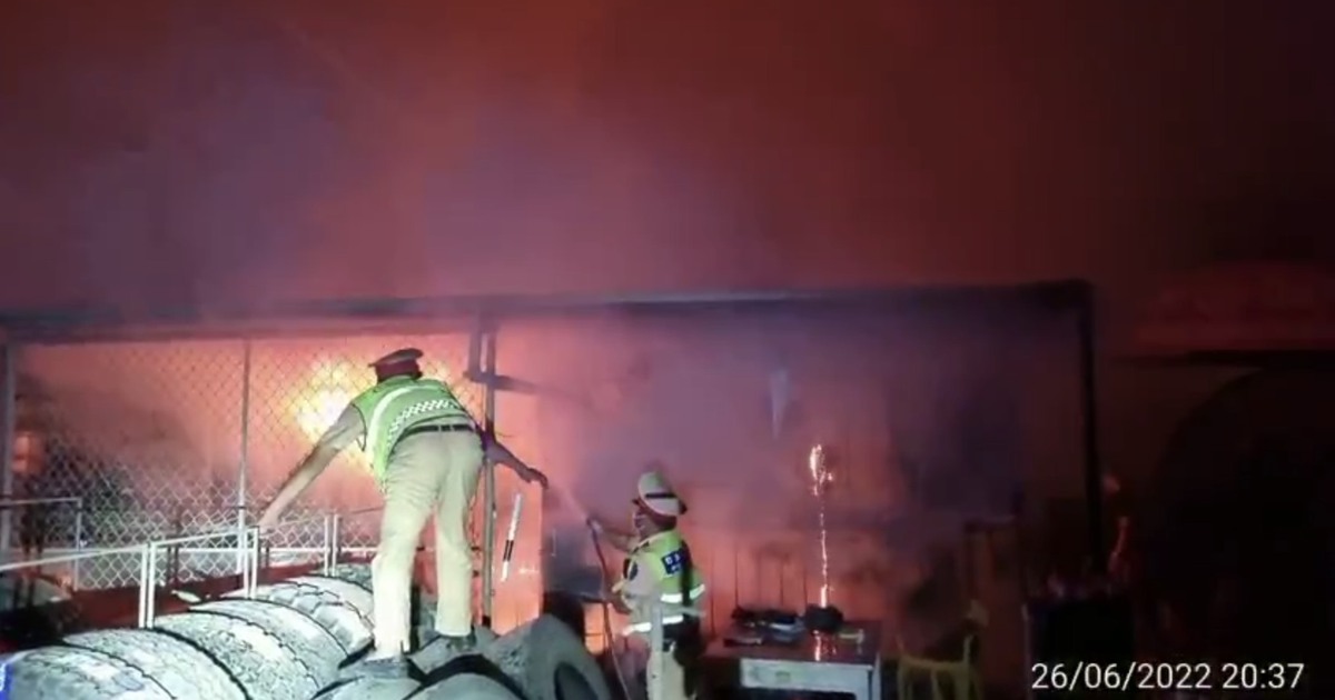 Thừa Thiên - Huế: Trên đường tuần tra, CSGT lao vào dập lửa đám cháy lớn nhà dân