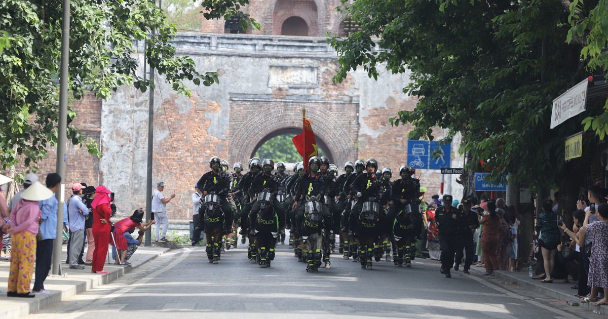 Người Huế bất ngờ, thích thú khi kỵ binh xuất hiện trên phố