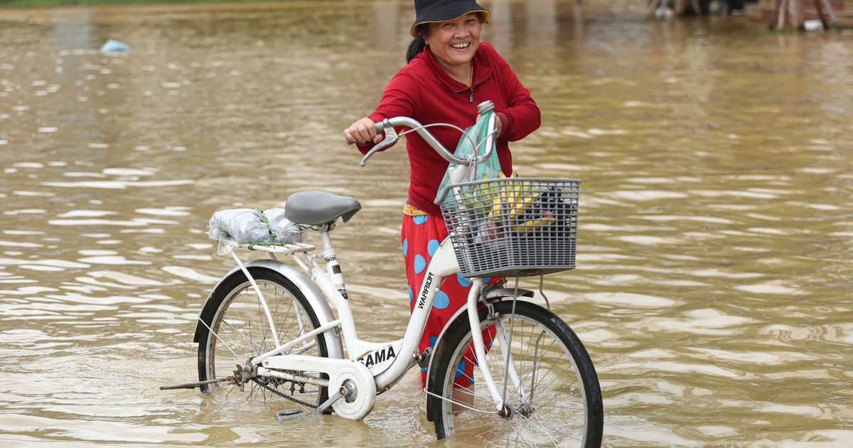 Ngớt mưa, người dân TP.Huế lội nước lũ đi mua thực phẩm dự trữ