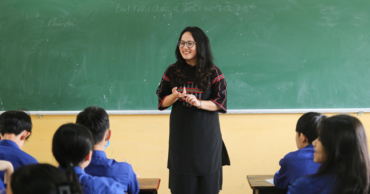 'Bông hoa rừng' Pa Kôh tỏa hương trên hành trình 'gieo chữ'