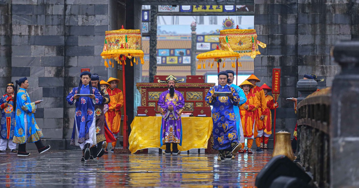 Du khách đội mưa xem tái hiện lễ Ban sóc triều Nguyễn ngày đầu năm