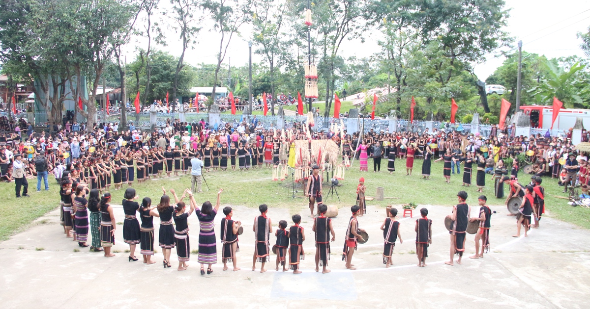 Kon Tum: Liên hoan cồng chiêng, múa xoang, thi trang phục dân tộc thiểu số