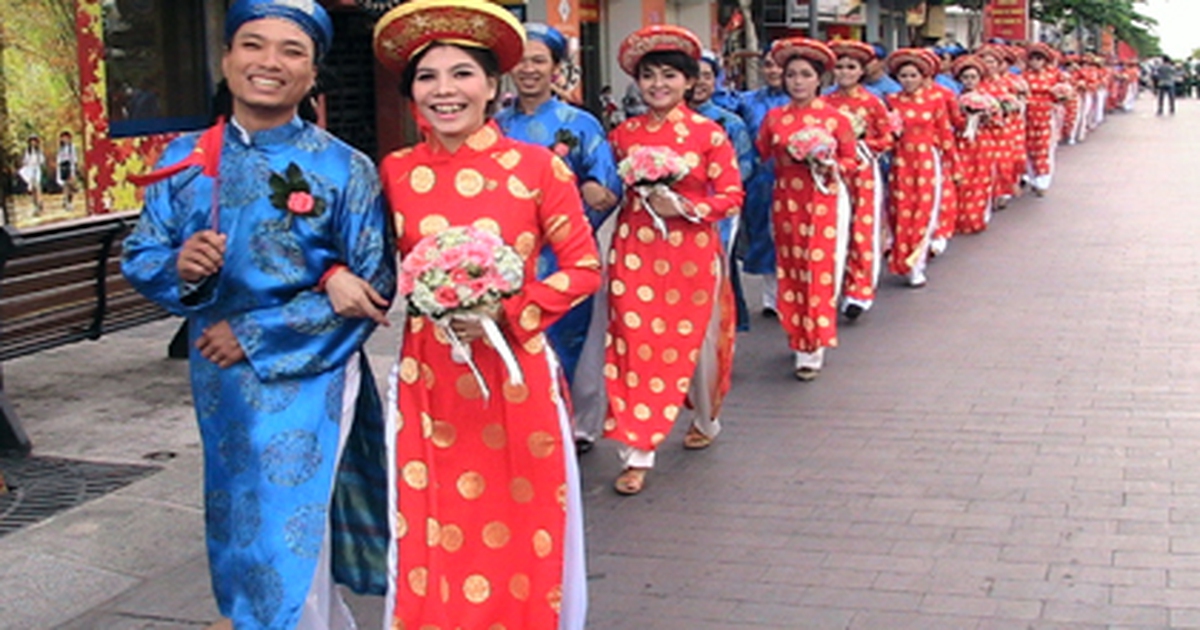 Phố đi bộ rộn ràng với đám cưới tập thể ngày 2.9