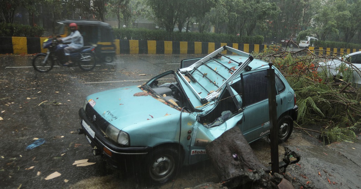 Thảm họa kép cho Ấn Độ: hứng bão lớn khi đang chống dịch Covid-19