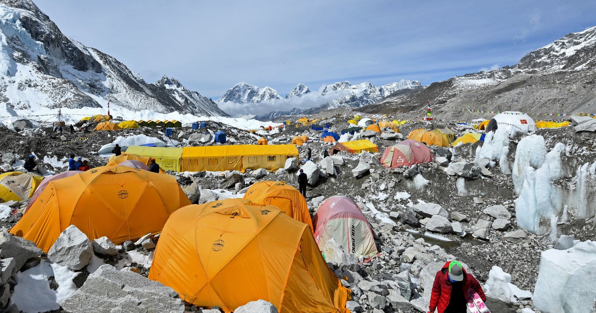 Hướng dẫn viên leo núi: ít nhất 100 người trên đỉnh Everest mắc Covid-19