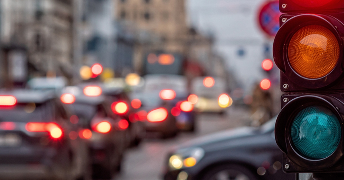 Thuê xe bạn trai cũ, vượt đèn đỏ 49 lần để trả thù