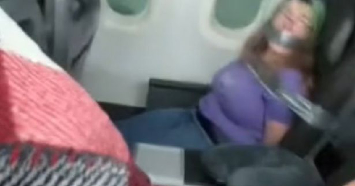 Bị trói bằng băng keo vì cắn tiếp viên hàng không và cố nhảy khỏi máy bay