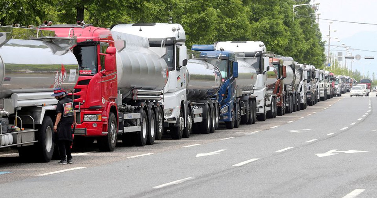 Hàng ngàn tài xế xe tải Hàn Quốc đình công, một loạt cảng ùn ứ