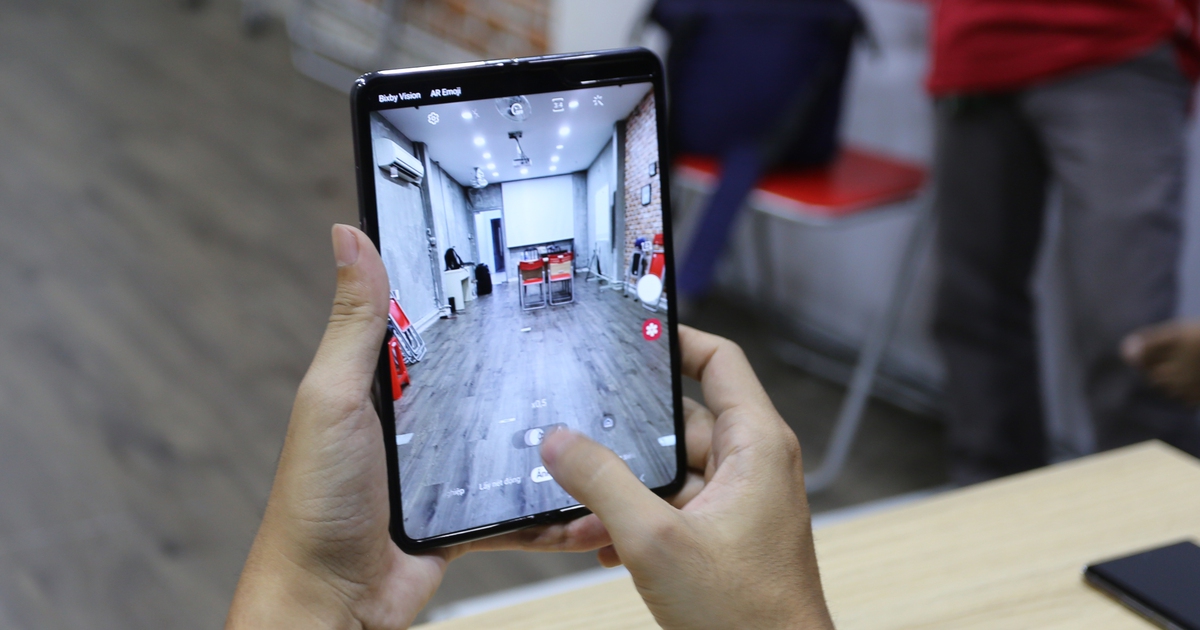 Galaxy Fold bất ngờ xuất hiện tại Việt Nam, giá 99 triệu đồng