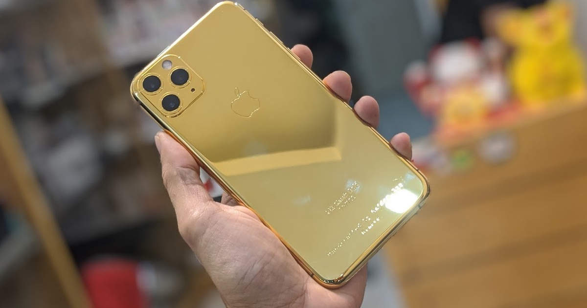 Cận cảnh iPhone 11 Pro Max mạ vàng 24K bán tại Việt Nam