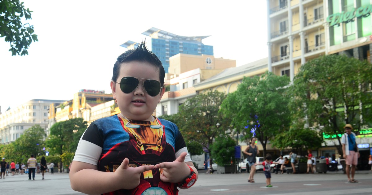 Nhóc tì 4 tuổi đốn tim bao người ở phố đi bộ