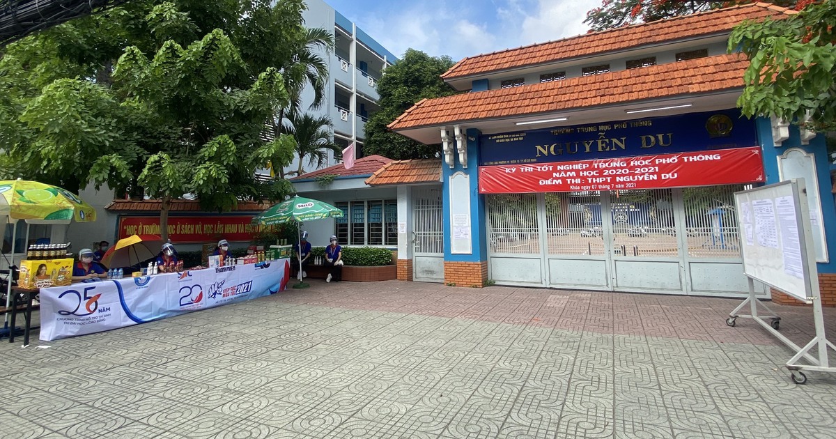 Thi tốt nghiệp THPT 2021: Tình nguyện viên thở phào vì phụ huynh thực hiện tốt 5K