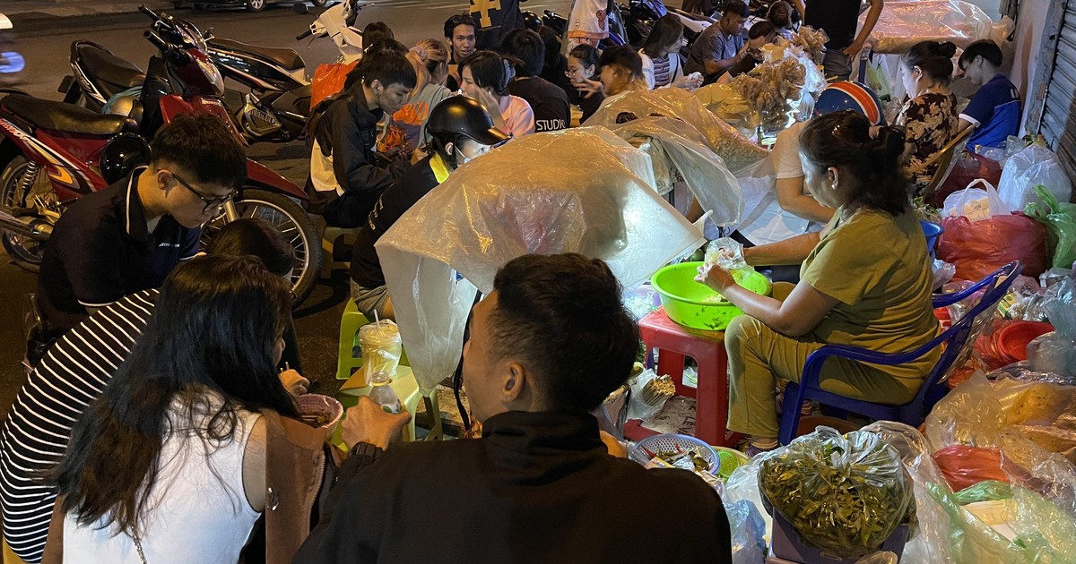 Có một điểm bán bánh tráng trộn về đêm đông nghịt người trẻ