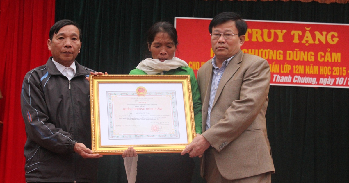 Người mẹ òa khóc khi nhận ‘Huân chương dũng cảm’ cho con