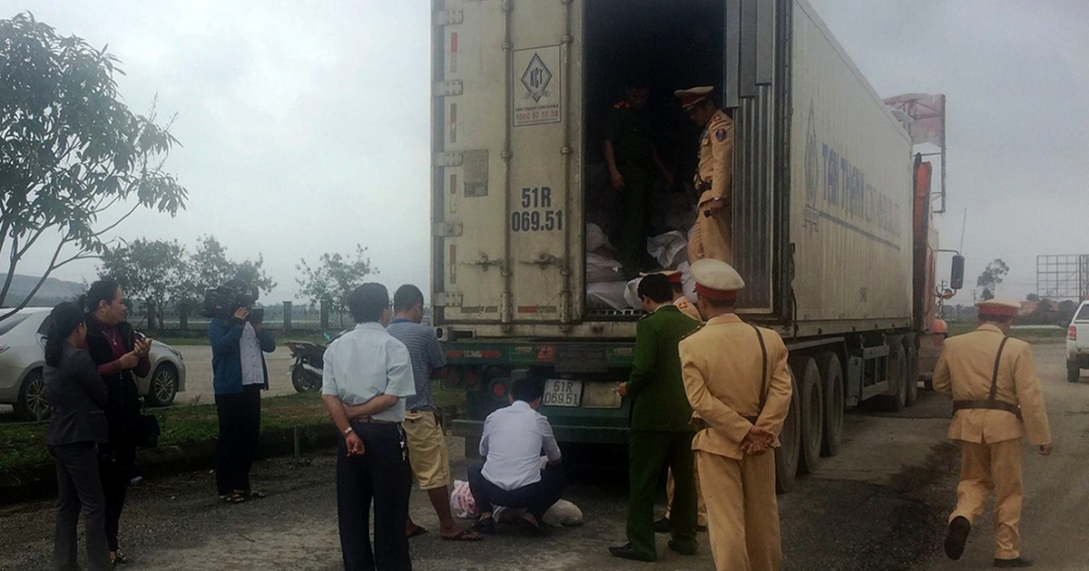 Bắt vụ vận chuyển 2 tấn heo sữa hôi thối trên xe container