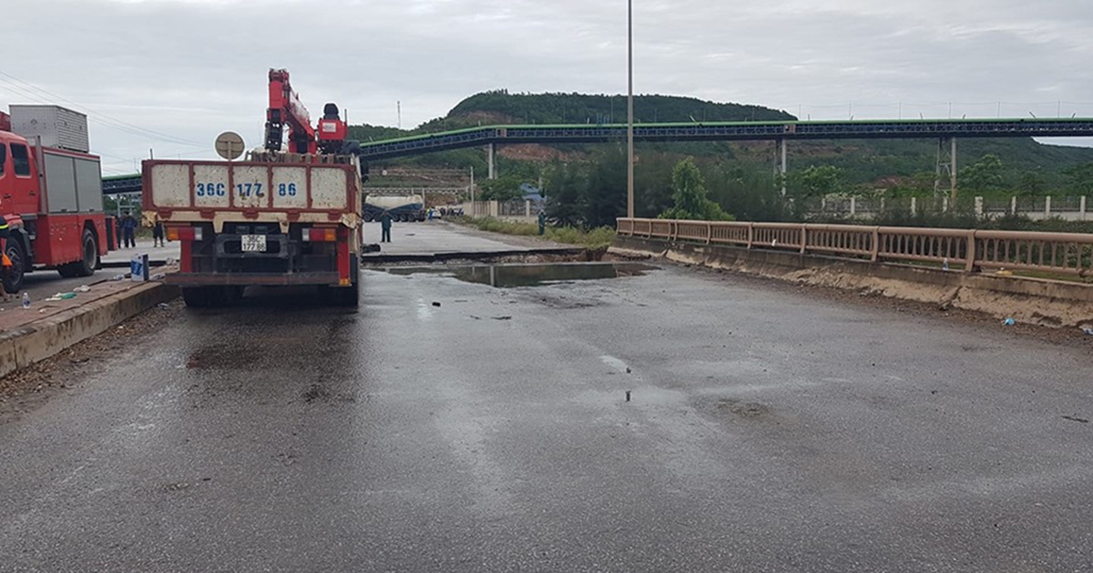 Thanh Hóa: Sập mặt cầu lúc 3 giờ sáng, 5 người thương vong