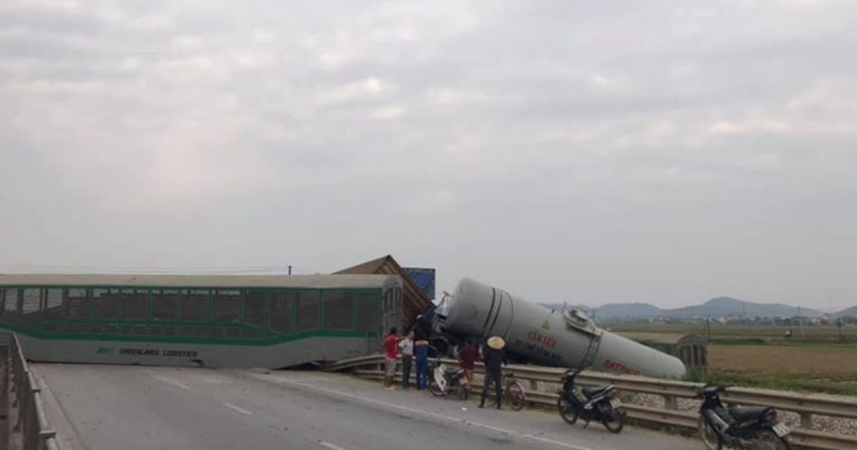 Đâm phải xe tải băng qua đường sắt, tàu hỏa lật chắn ngang quốc lộ 1A