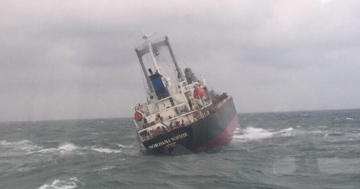 Cứu 18 thuyền viên Thái Lan trên tàu hàng sắp chìm ở vùng biển Hà Tĩnh