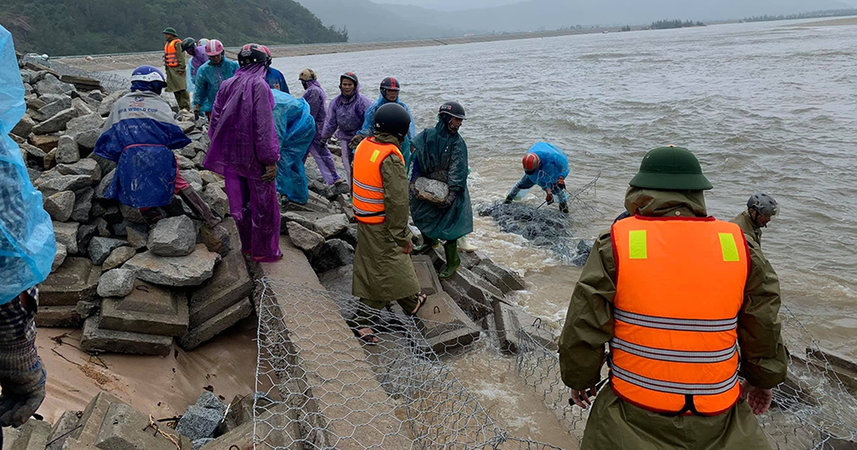Đê biển hơn 300 tỉ đồng ở Hà Tĩnh đang bị sạt lở nghiêm trọng
