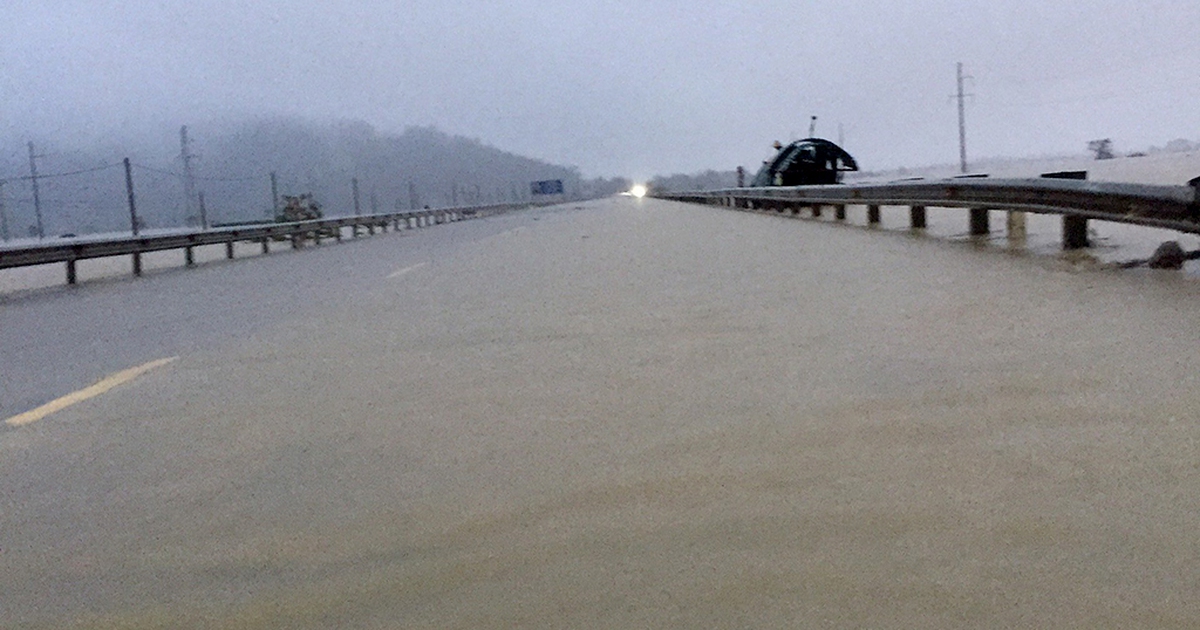 Quốc lộ 1A qua Hà Tĩnh bị ngập sâu do mưa lũ