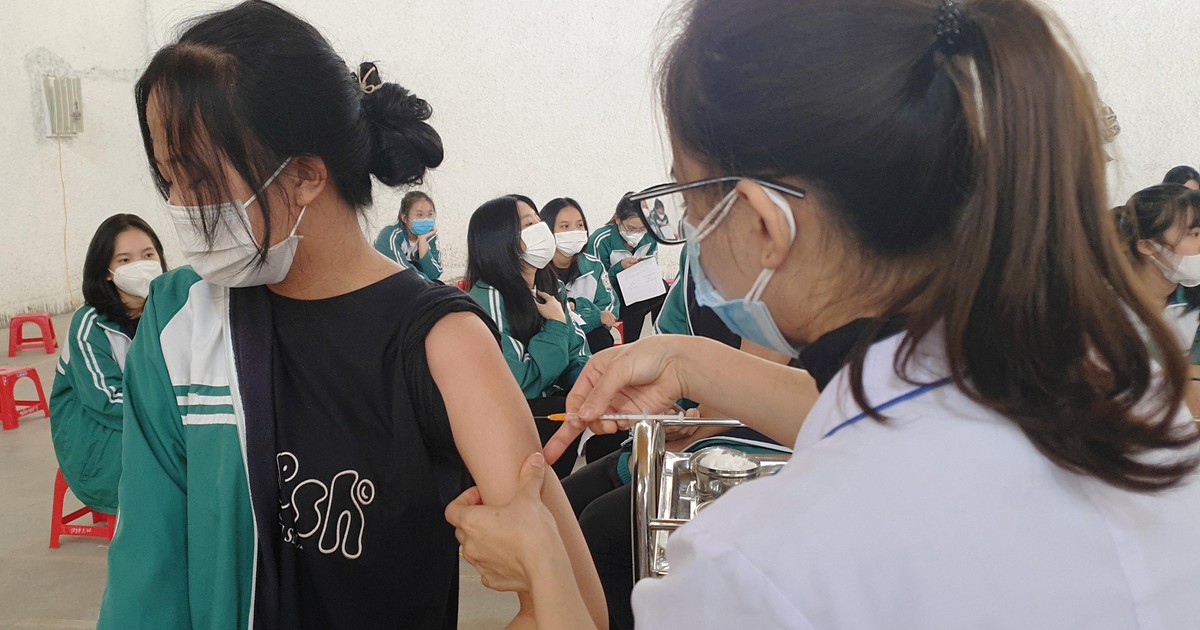 Hà Tĩnh tiêm vắc xin phòng Covid-19 cho hơn 35.000 học sinh cấp 3