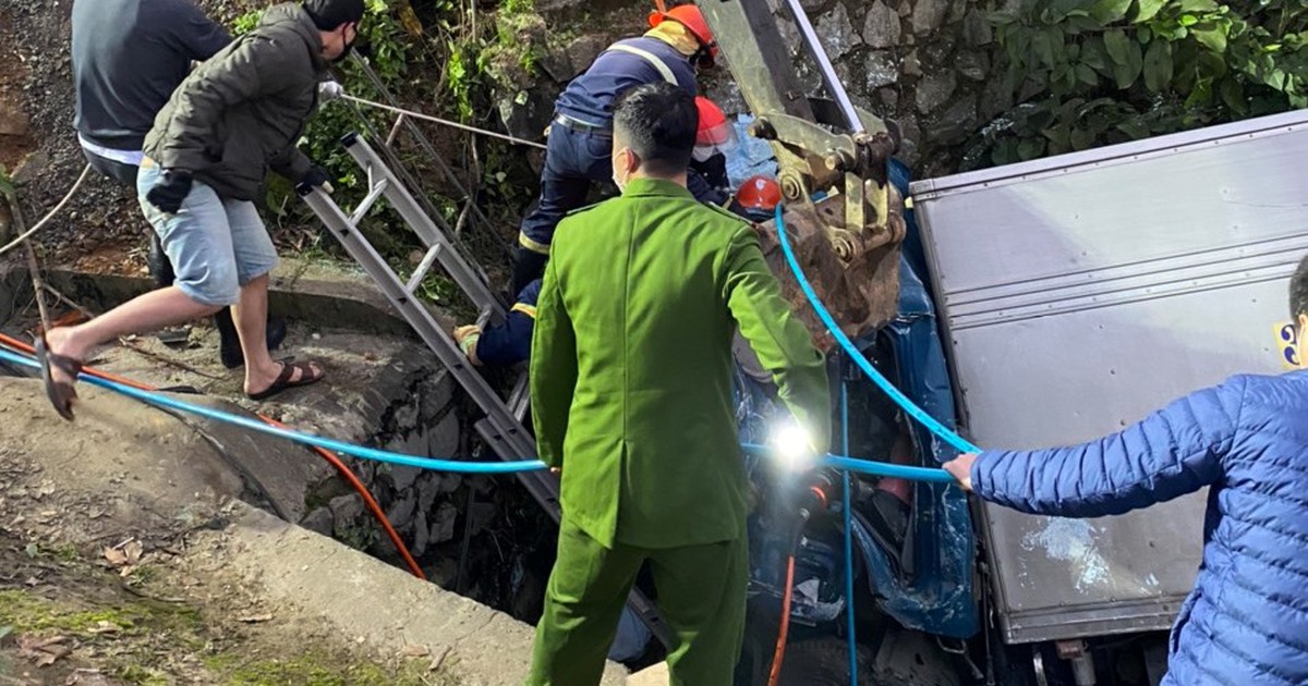 Tai nạn ở Hà Tĩnh: Cứu tài xế kẹt trong cabin xe tải dưới mương nước sâu