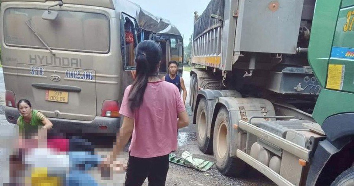 Nghệ An: Xe chở công nhân va chạm xe tải, 20 người phải nhập viện