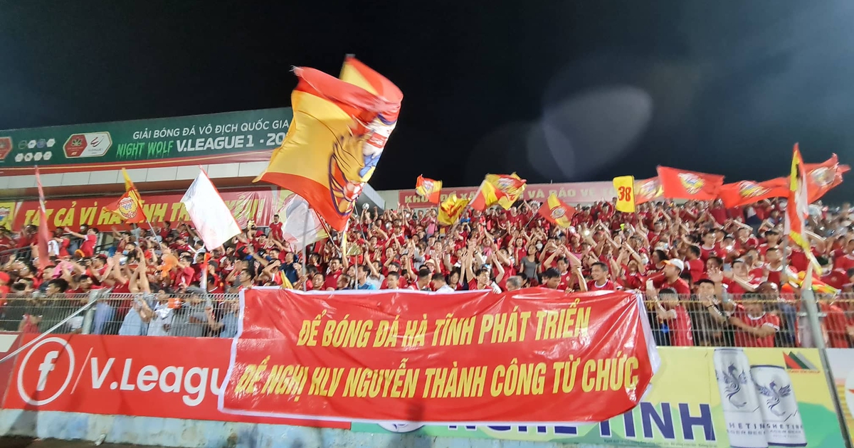 Đội Hà Tĩnh trụ hạng, CĐV vẫn căng băng rôn đề nghị HLV Thành Công từ chức