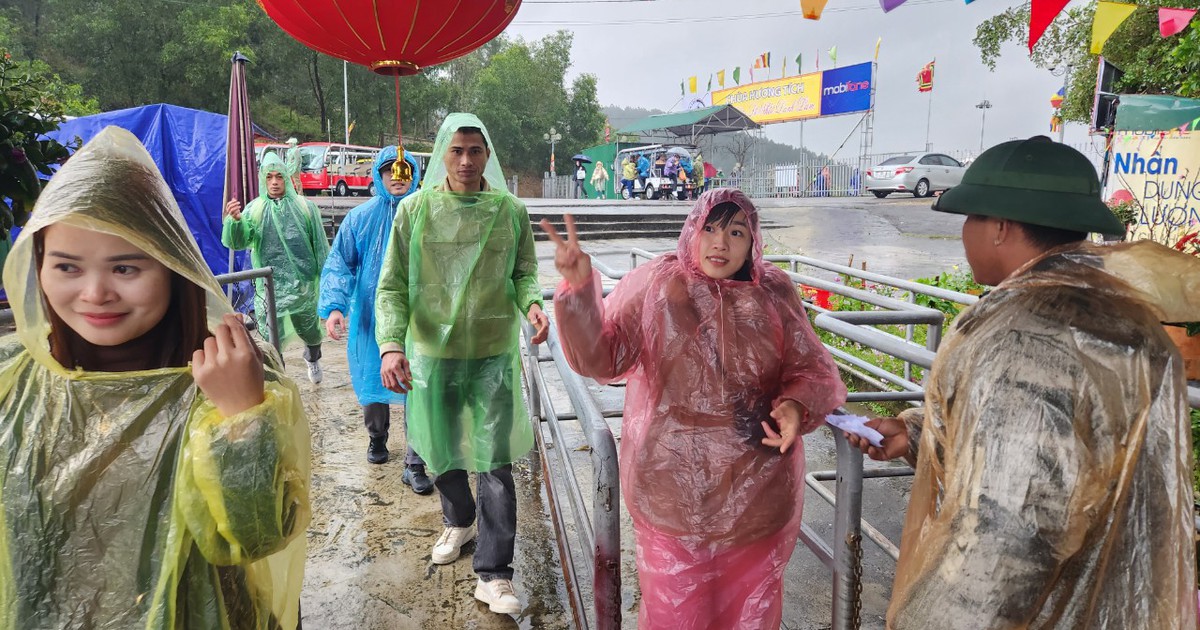 Người người đội mưa trẩy hội chùa Hương Tích