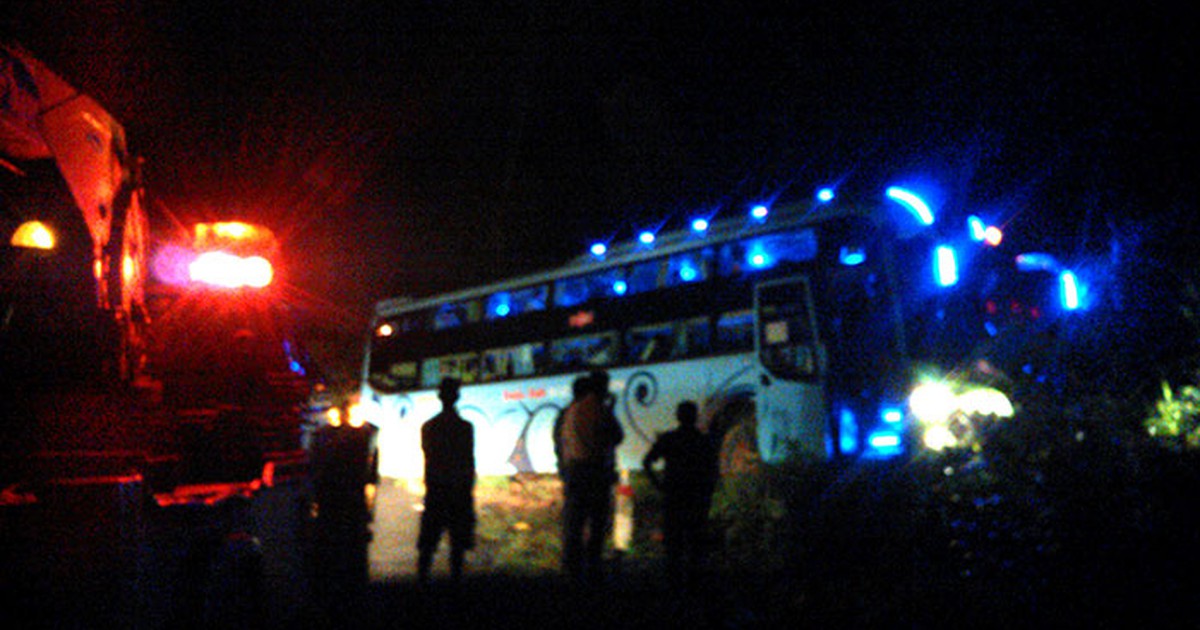 Xe giường nằm 46 chỗ kín khách lao qua vực trên đèo Chuối