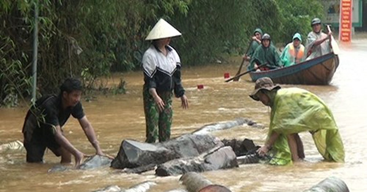 Đỉnh lũ miền Trung đang cao nhất trong gần 40 năm qua