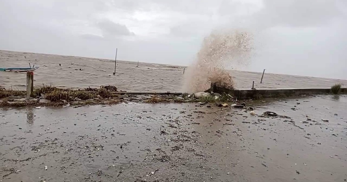Cảnh báo gió tây nam khiến nước biển dâng cao tàn phá đê biển Tây Nam bộ