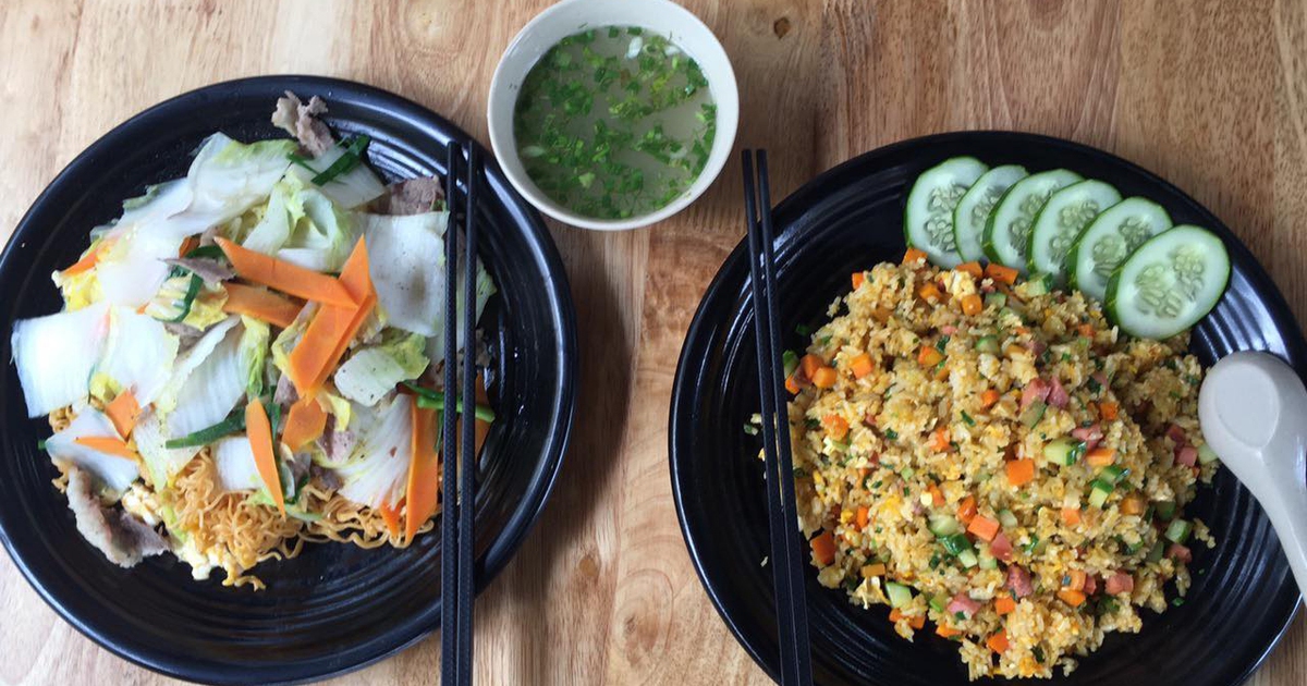 Cơm rang Hoà Bình, mì xào Hữu Nghị 'chống đói' bên ngoài khách sạn JW Marriott