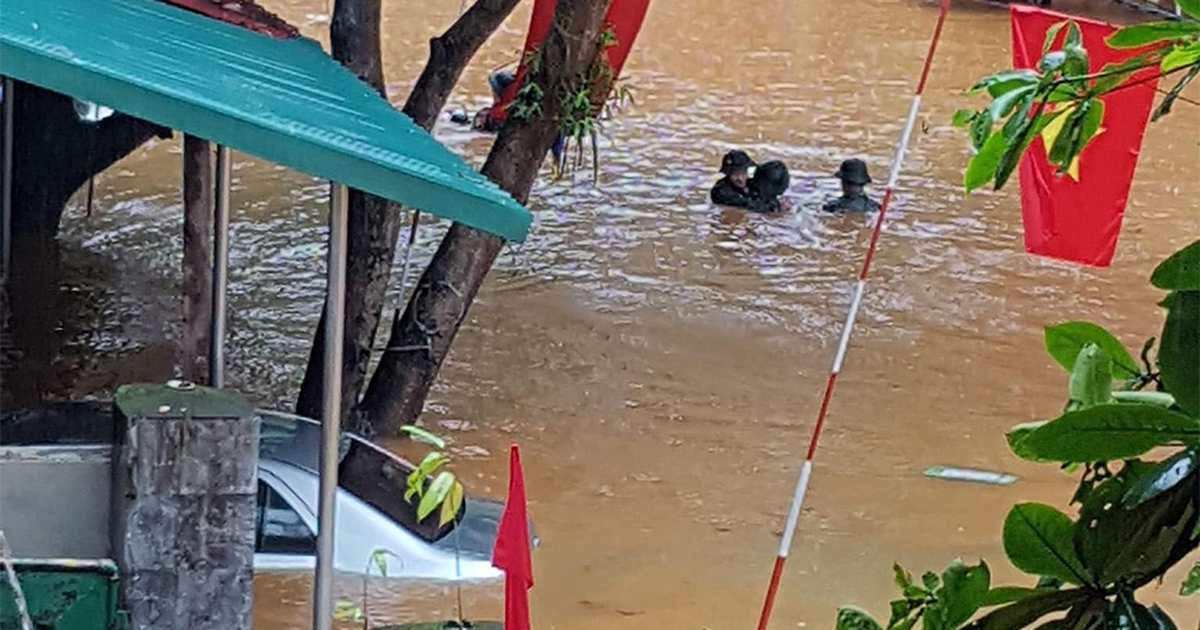 Mưa lũ ở Hà Giang làm 2 người chết, ô tô nổi lềnh phềnh trên phố