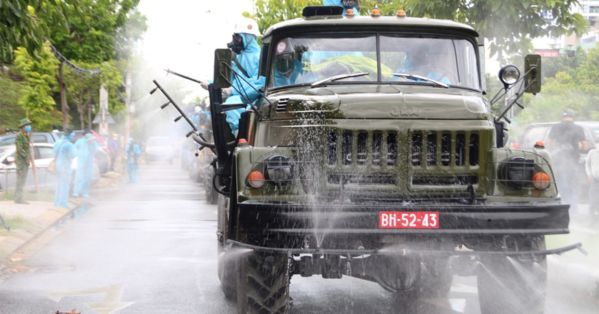 Bộ đội hóa học phun khử khuẩn phòng dịch Covid-19 tại Đà Nẵng, Quảng Nam