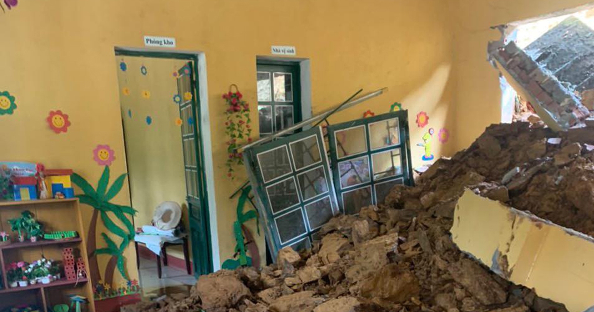 Lào Cai: Sạt lở đất làm sập phòng học, trường phải mượn nhà dân để dạy học