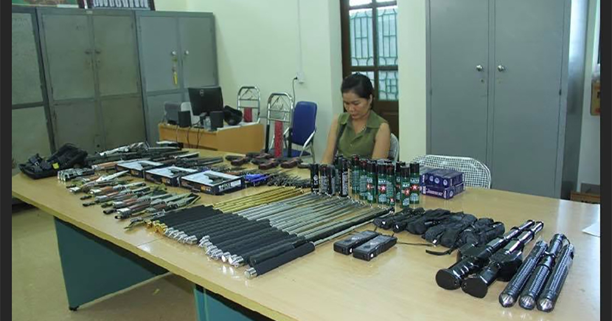 Lào Cai triệt phá đường dây bán súng và dùi cui điện qua Facebook